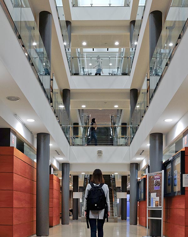 Personas en las escaleras del edificio Luis Campos Górriz